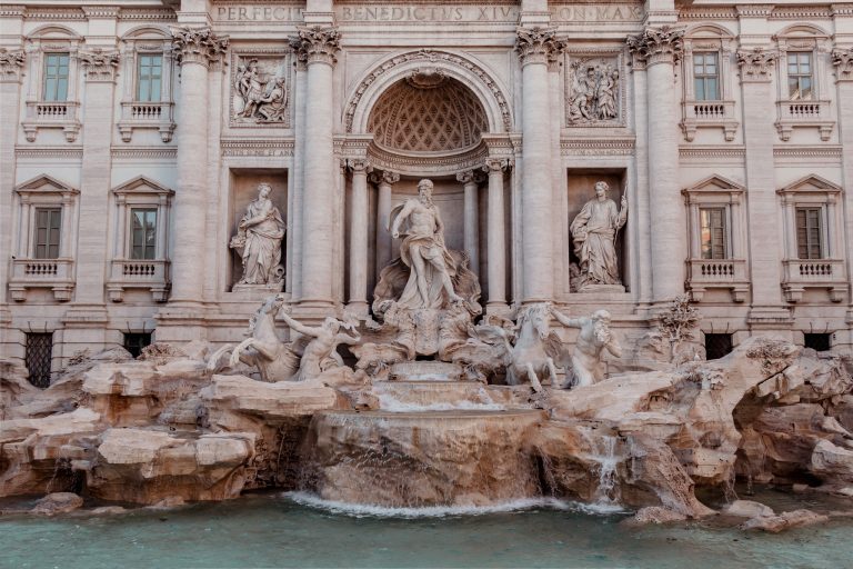 Folle di turisti per la Fontana di Trevi: un ritorno al massimo ...