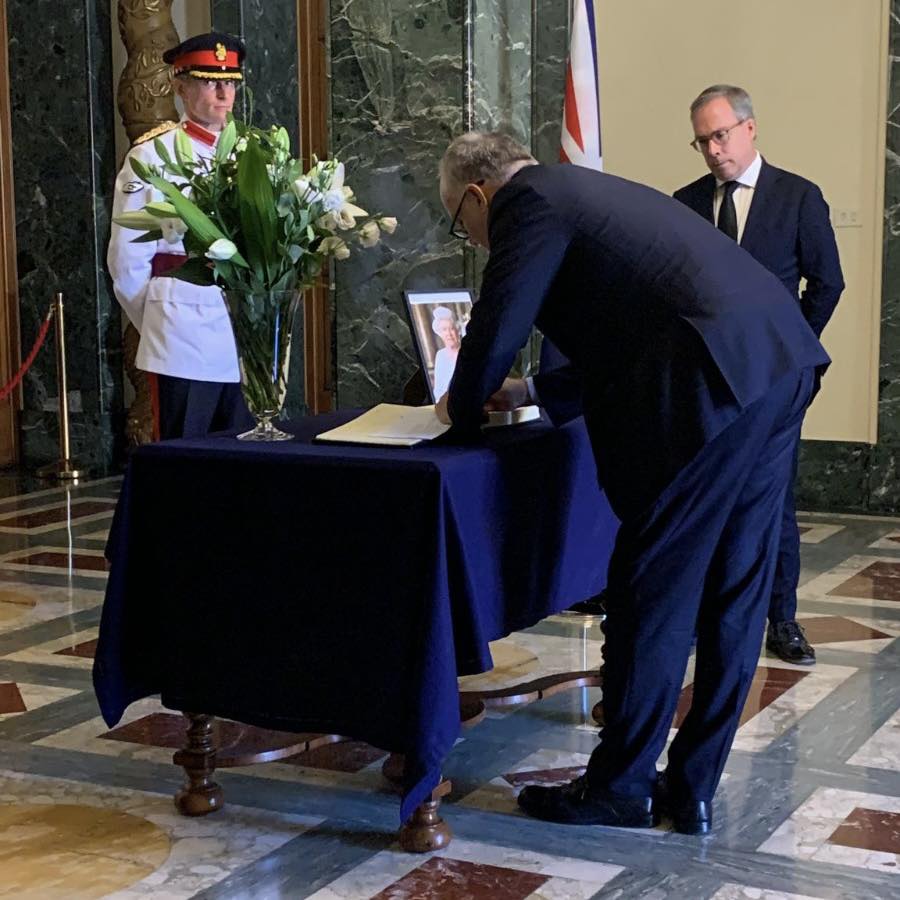 Roma rende omaggio alla Regina Elisabetta: Gualtieri in visita all’ambasciata inglese