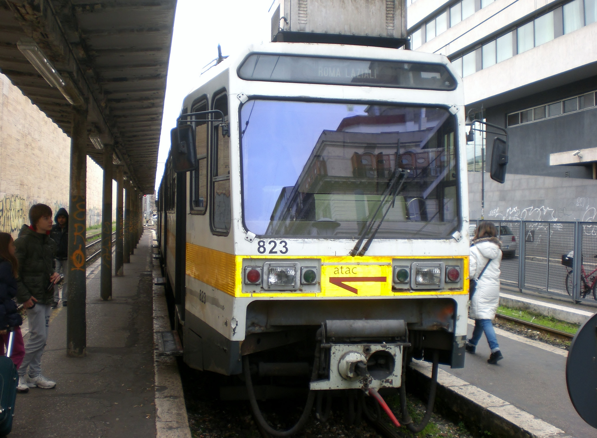 Investito da treno della linea Termini-Centocelle