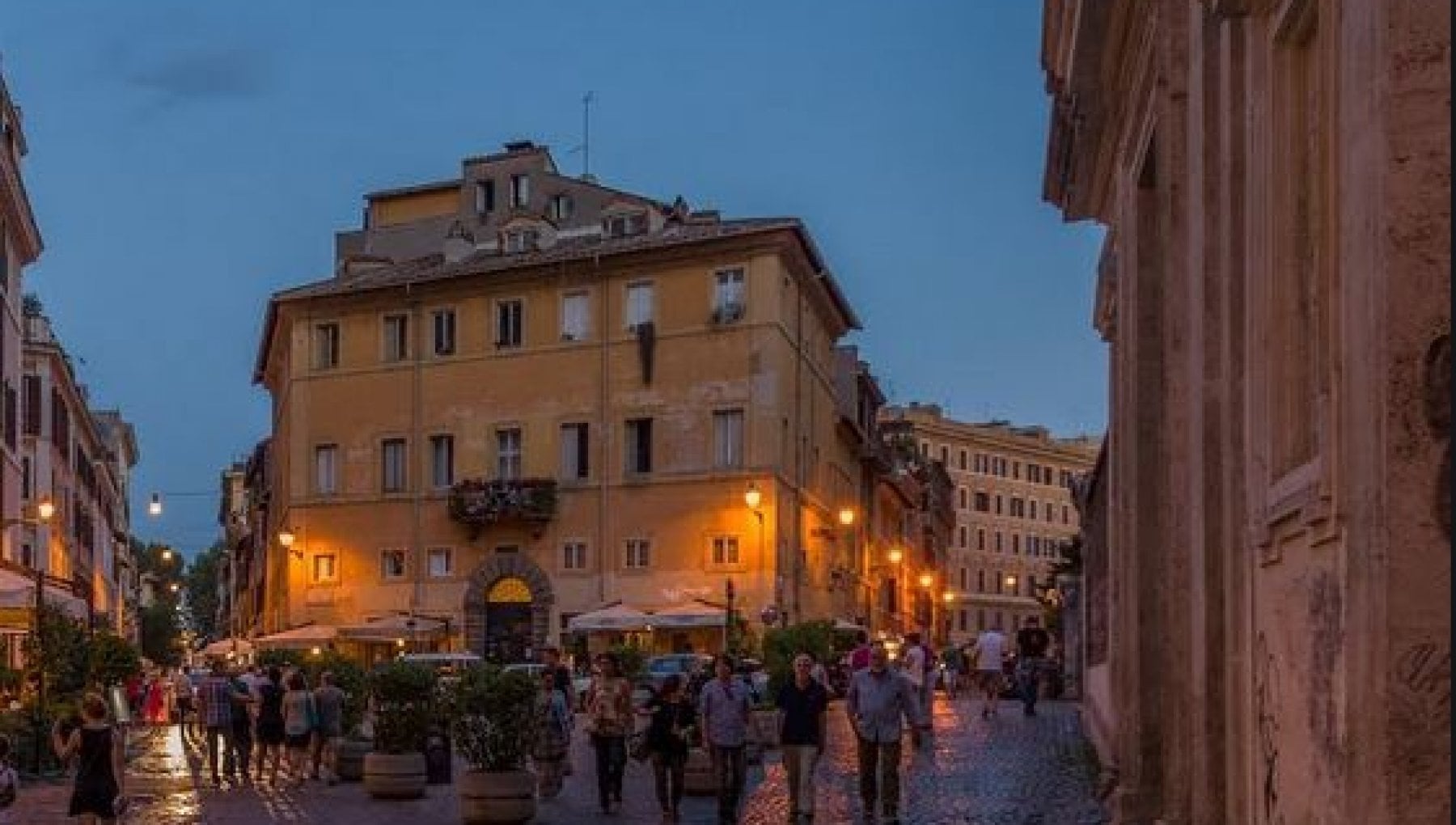Piazza San Calisto, iniziati i lavori di risistemazione dell’area pedonale