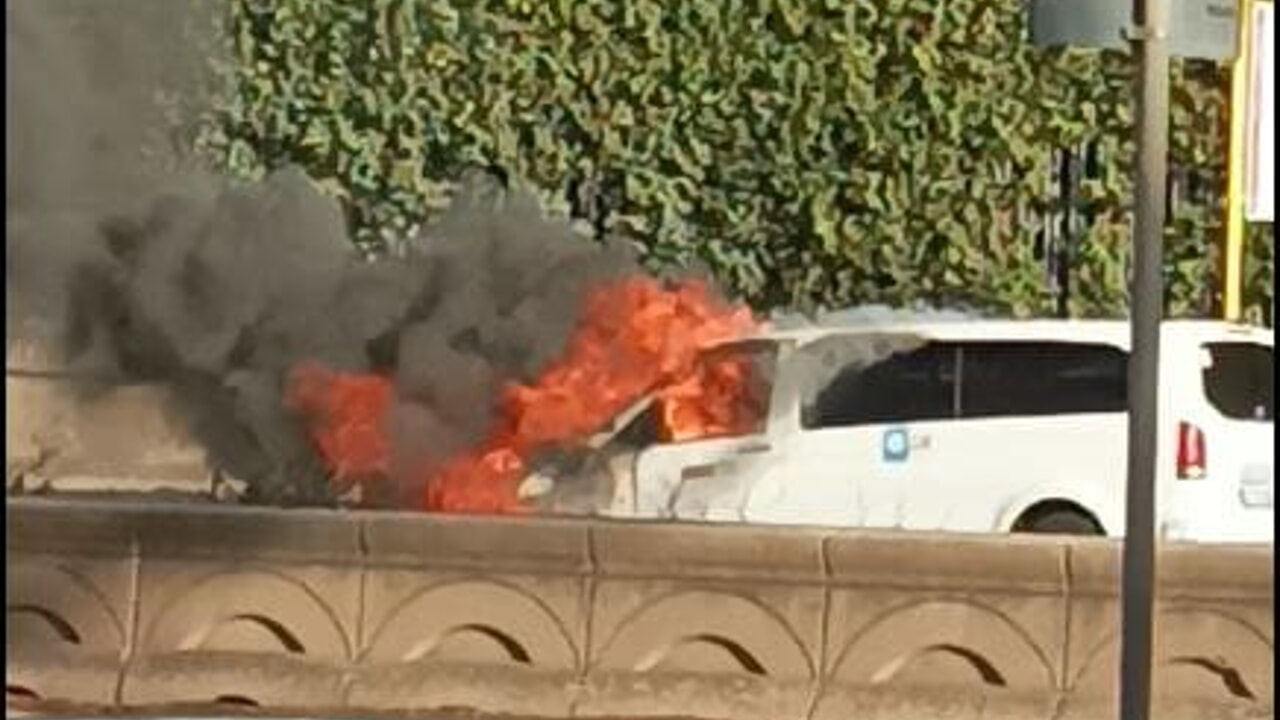 Un taxi ha preso fuoco sulla Colombo ieri sabato 1 ottobre