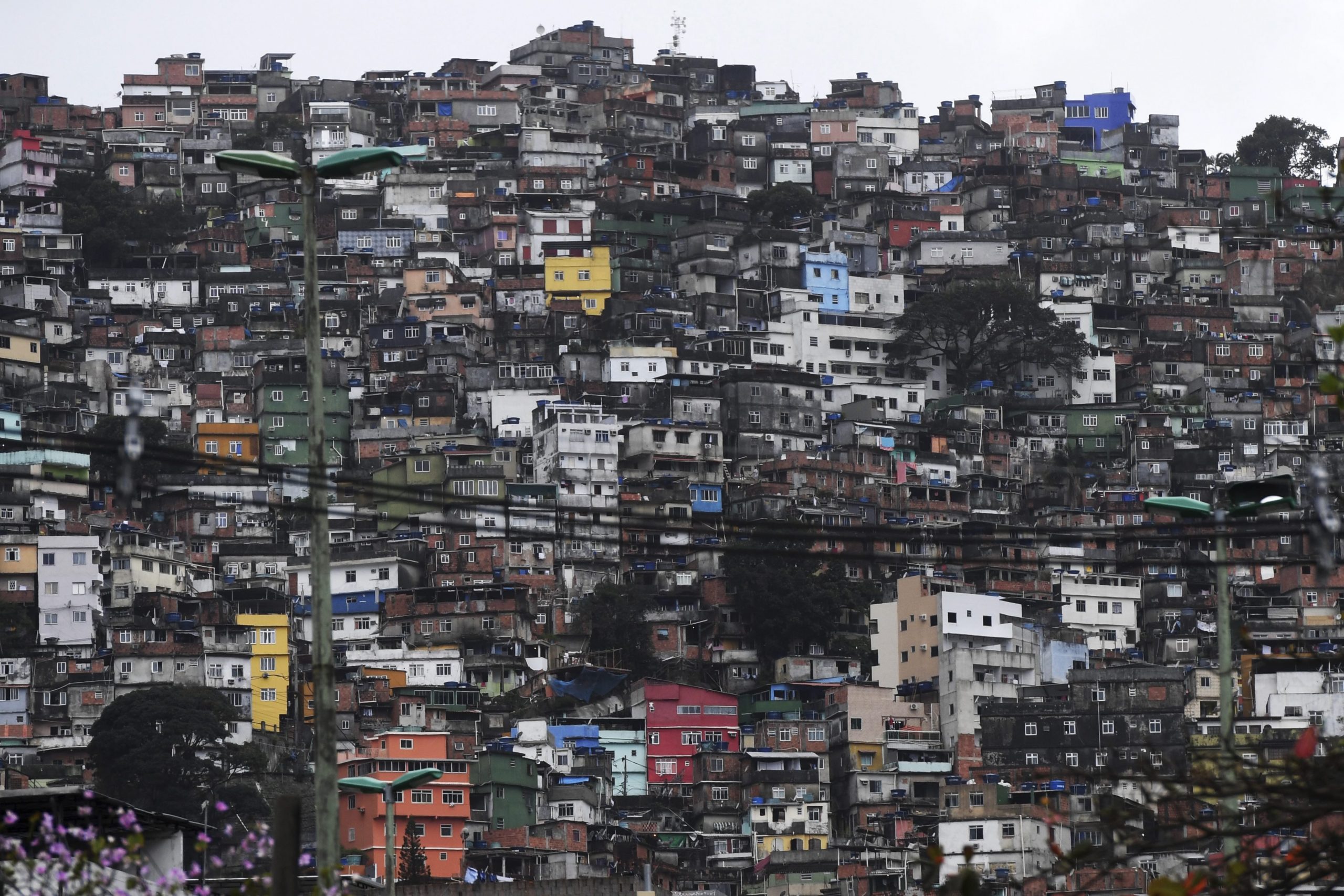 Due romani seguono il gps e finiscono in una favela: feriti dopo spari
