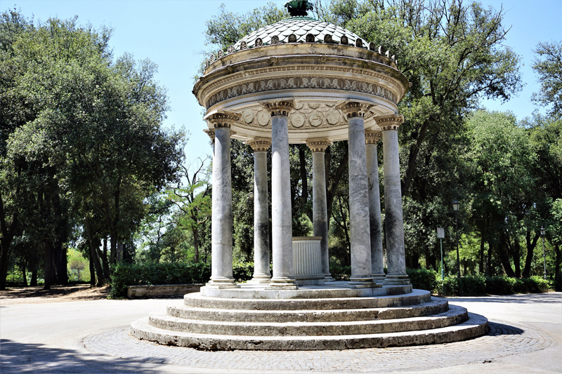 Scritte a Villa Borghese contro Papa, gay e Giorgia Meloni