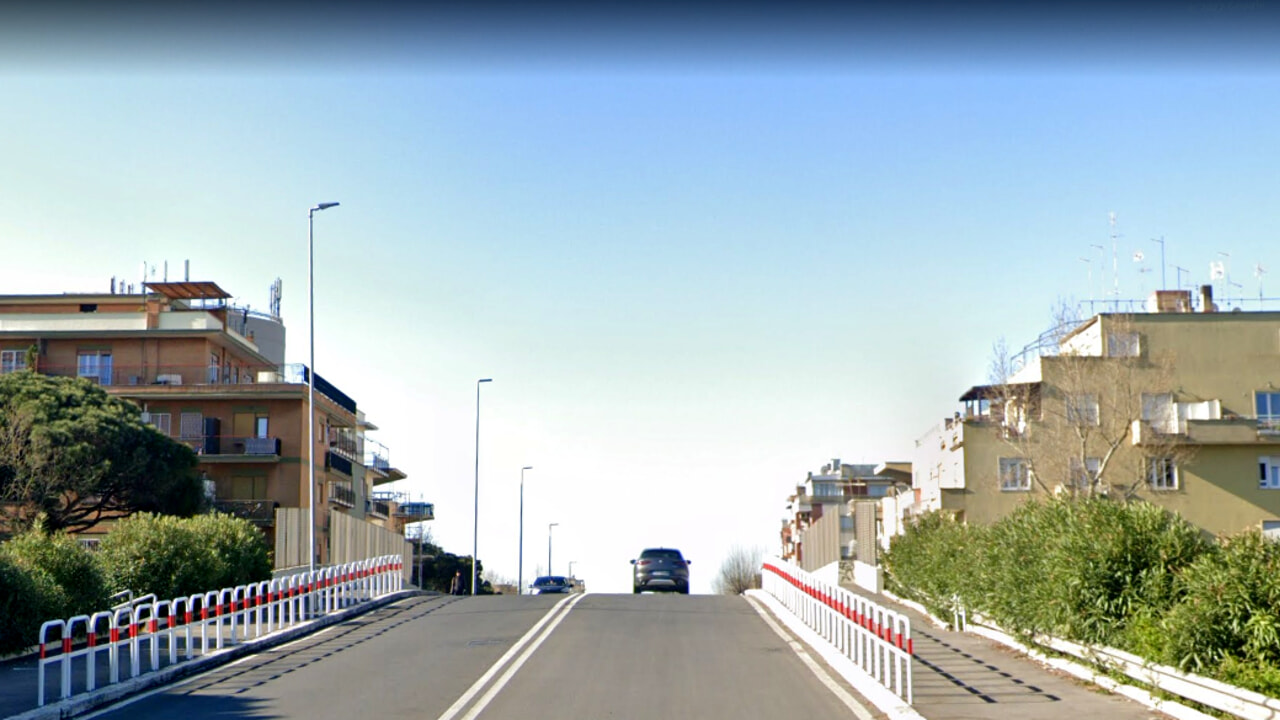Incidente ad Ostia: un’anziana investita da uno scooter sul cavalcavia