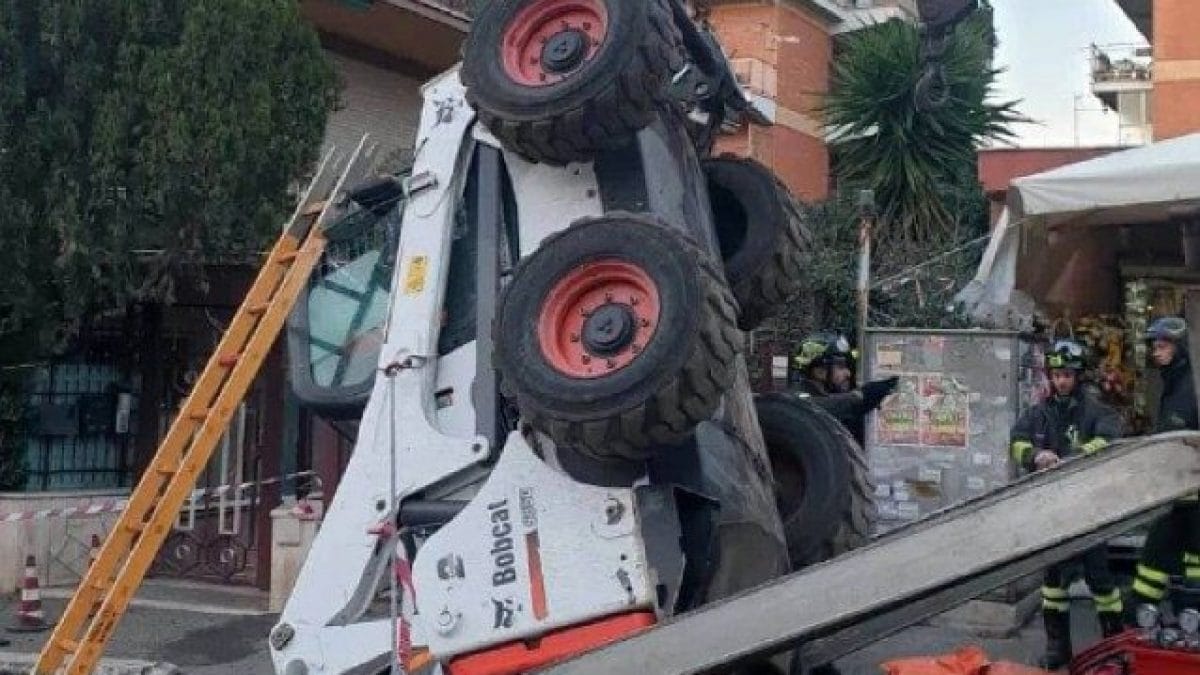 Incidente a Primavalle: bobcat si ribalta, ferito operaio 46enne