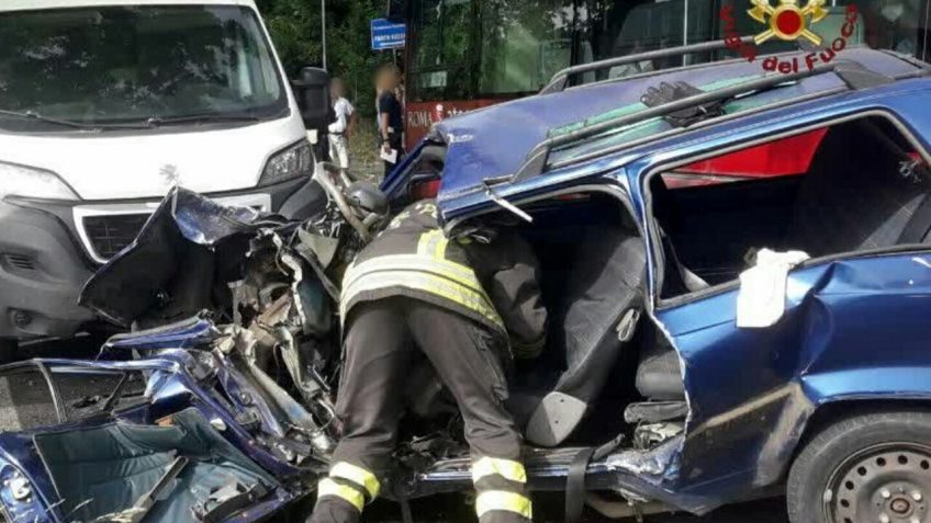 Incidente via Nomentana: scontro tra bus e auto, morta una donna. Grave ...