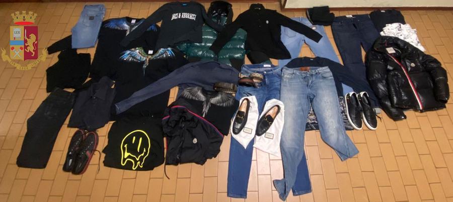 Scoperto Mercato di Vestiti Rubati a Ostia: Polizia Ferma Tre Stranieri