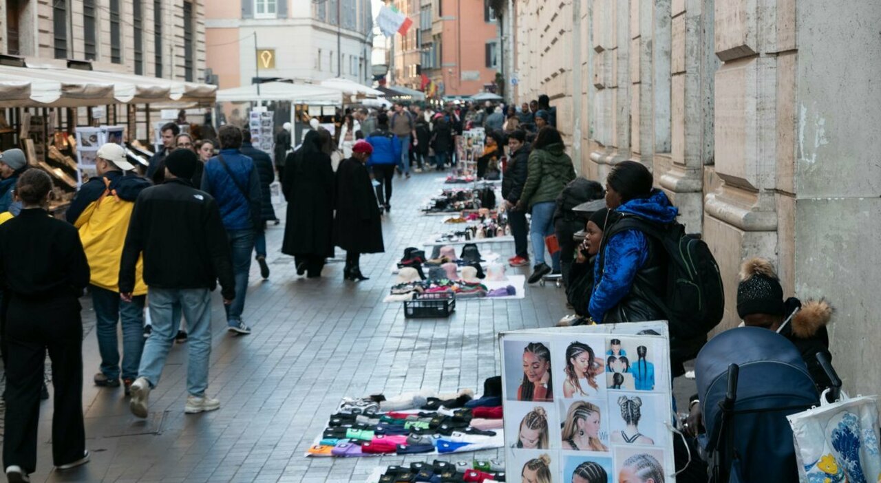 Il mercato abusivo: l’invasione dei venditori abusivi nel centro di Roma