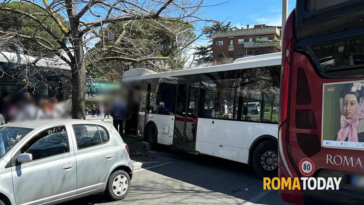 Incidente a Monte Mario: due autobus si scontrano, gravi mamma e neonata