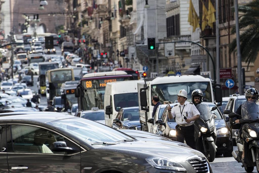 Eccesso di Auto a Roma: una situazione preoccupante, la previsione tocca le 2 milioni