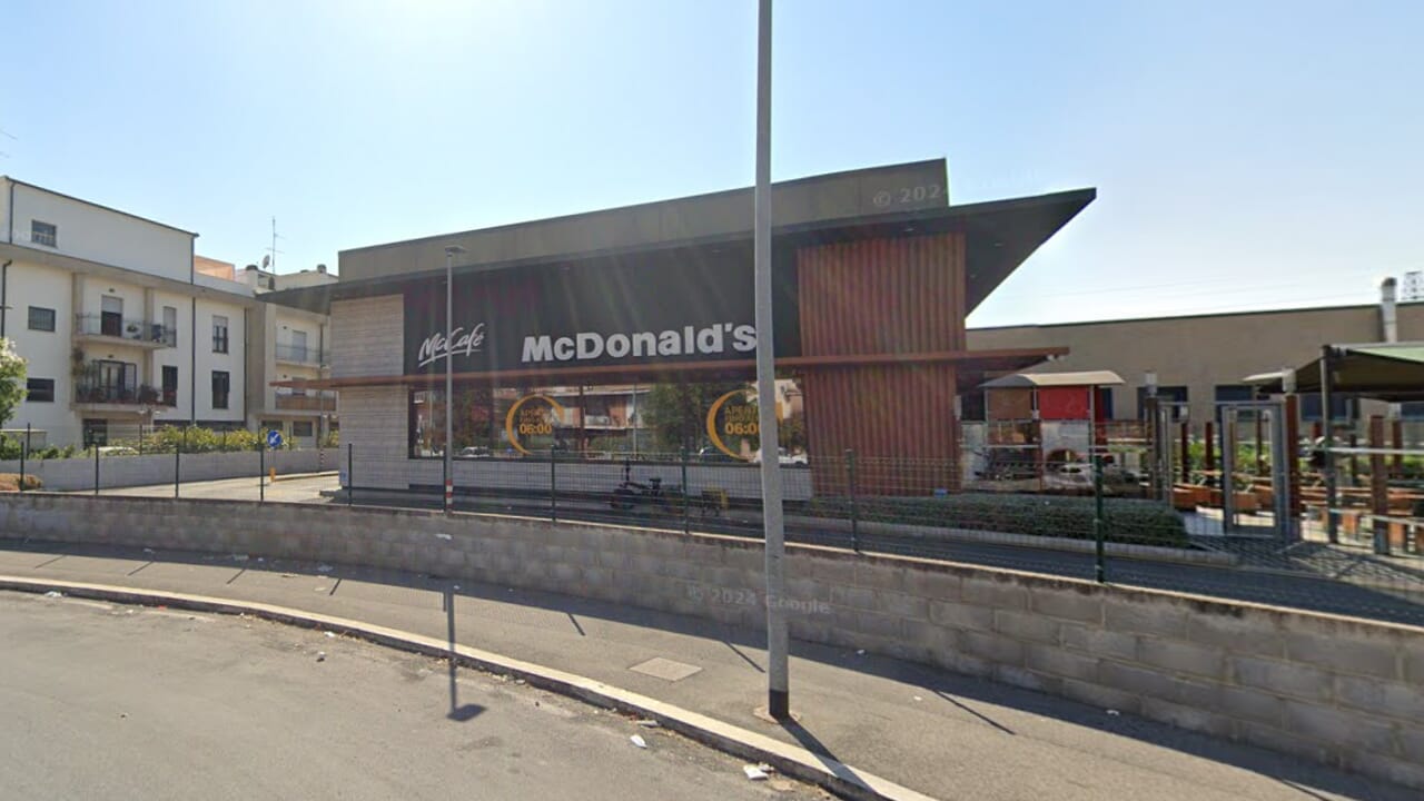 Terrore al McDonald’s di Tor Tre Teste per una rapina a mano armata