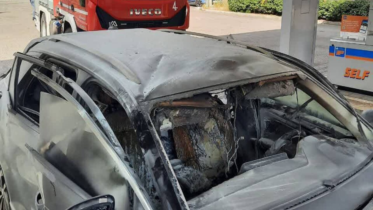 SUV a fuoco dal benzinaio, automobilista in gravi condizioni