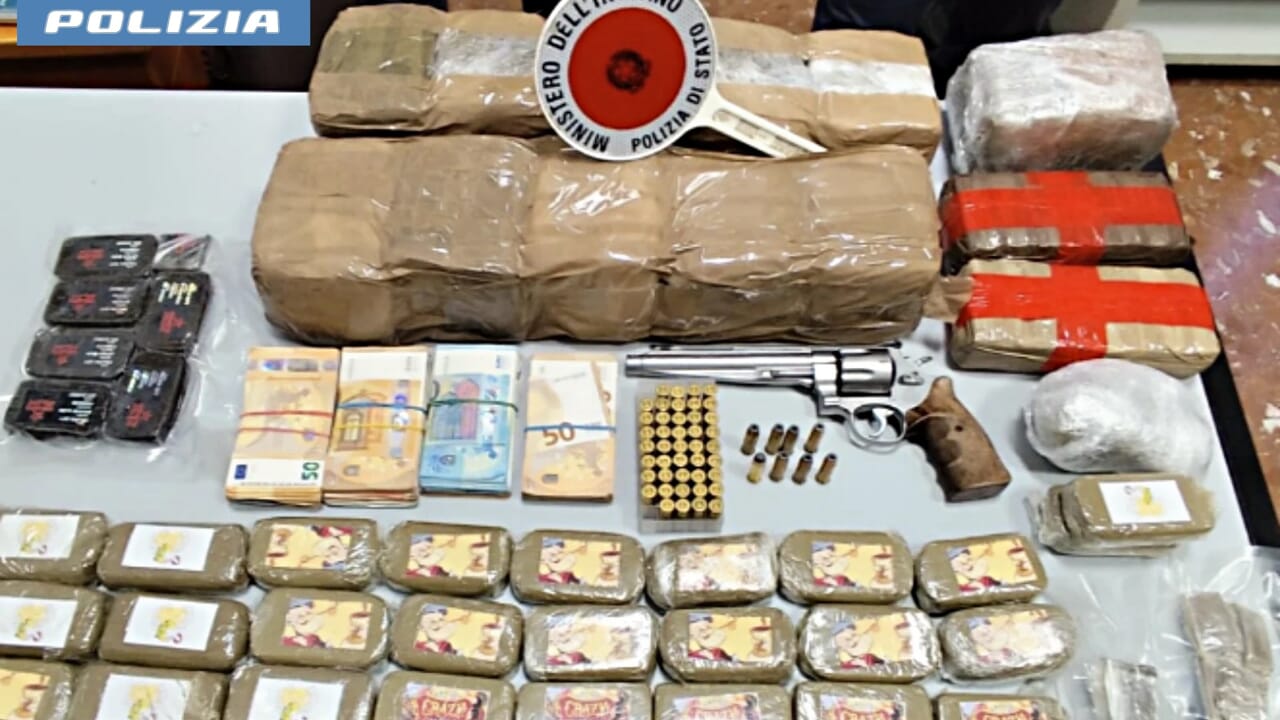 Blitz alla Magliana: sequestrati armi, proiettili e 20 chili di hashish