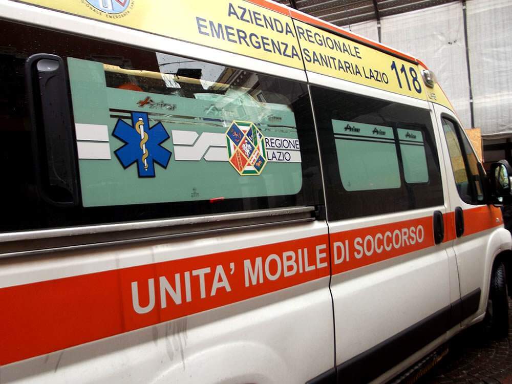 Accoltellato in strada alla Bufalotta, 34enne ricoverato in fin di vita