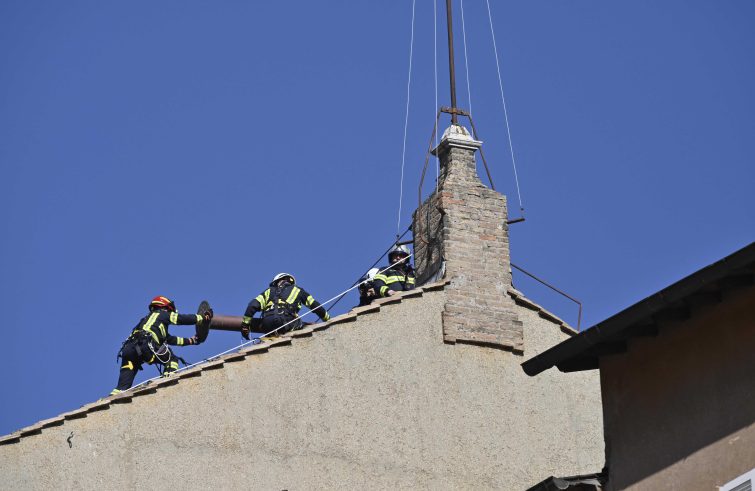 Conclave: montato il comignolo per la fumata sulla Cappella Sistina