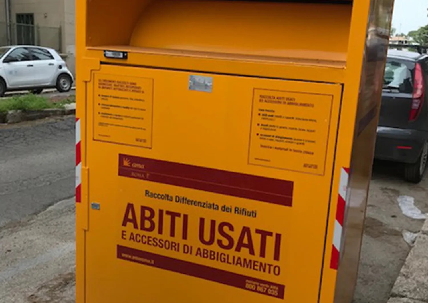 La piaga dei furti nei cassonetti gialli: la solidarietà ostaggio dei ladri