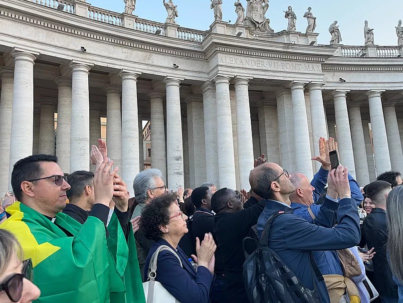 Roma invasa dalla gioia: il centro in tilt per l’elezione di Papa Leone XIV