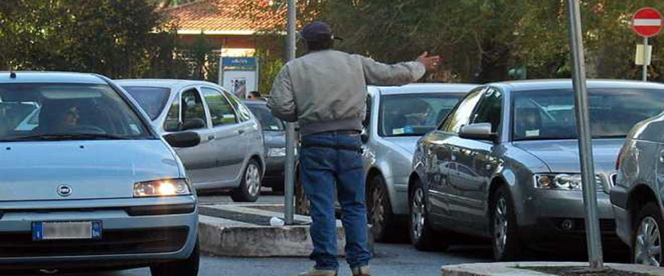 Somalo 40enne aggredisce una mamma col bambino per i soldi del parcheggio