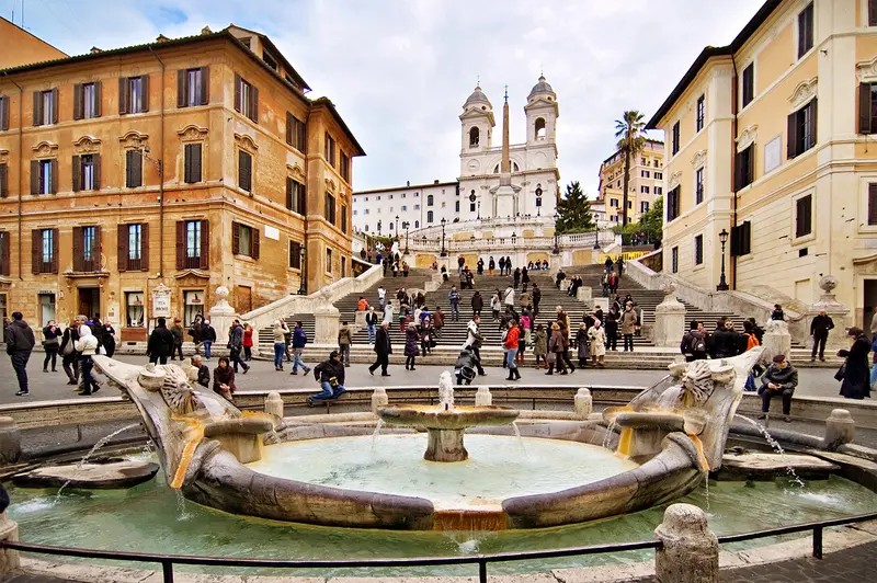 Sorrentino e Servillo in piazza di Spagna: set top secret per “La Grazia”