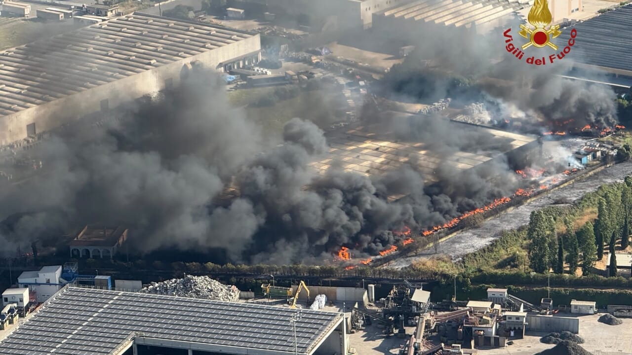 Lunedì da codice rosso per i Vigili del fuoco: Roma travolta da 20 incendi
