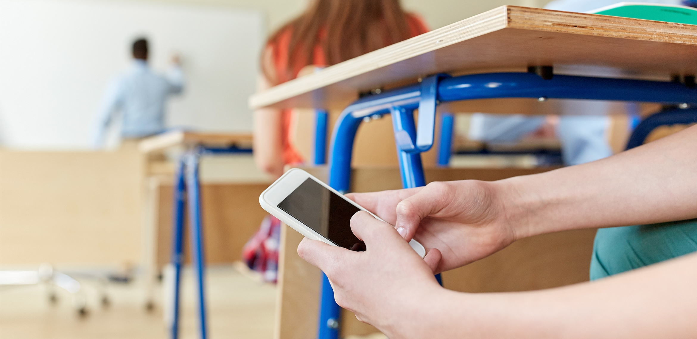 E’ ufficiale: stop agli smartphone anche nelle scuole superiori