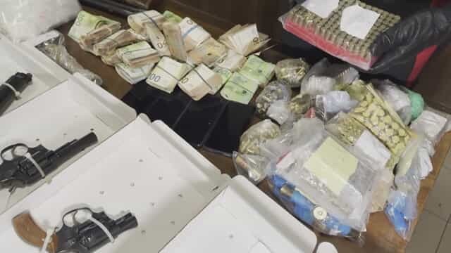 In casa un deposito di coca e armi: in manette madre e figlio