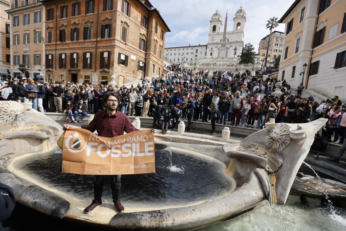 Assolti gli eco-vandali che versarono liquido nero nella Barcaccia