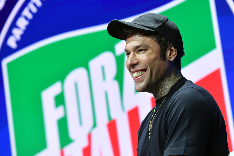 Roma, Fedez al congresso di Forza Italia Giovani conquista la platea