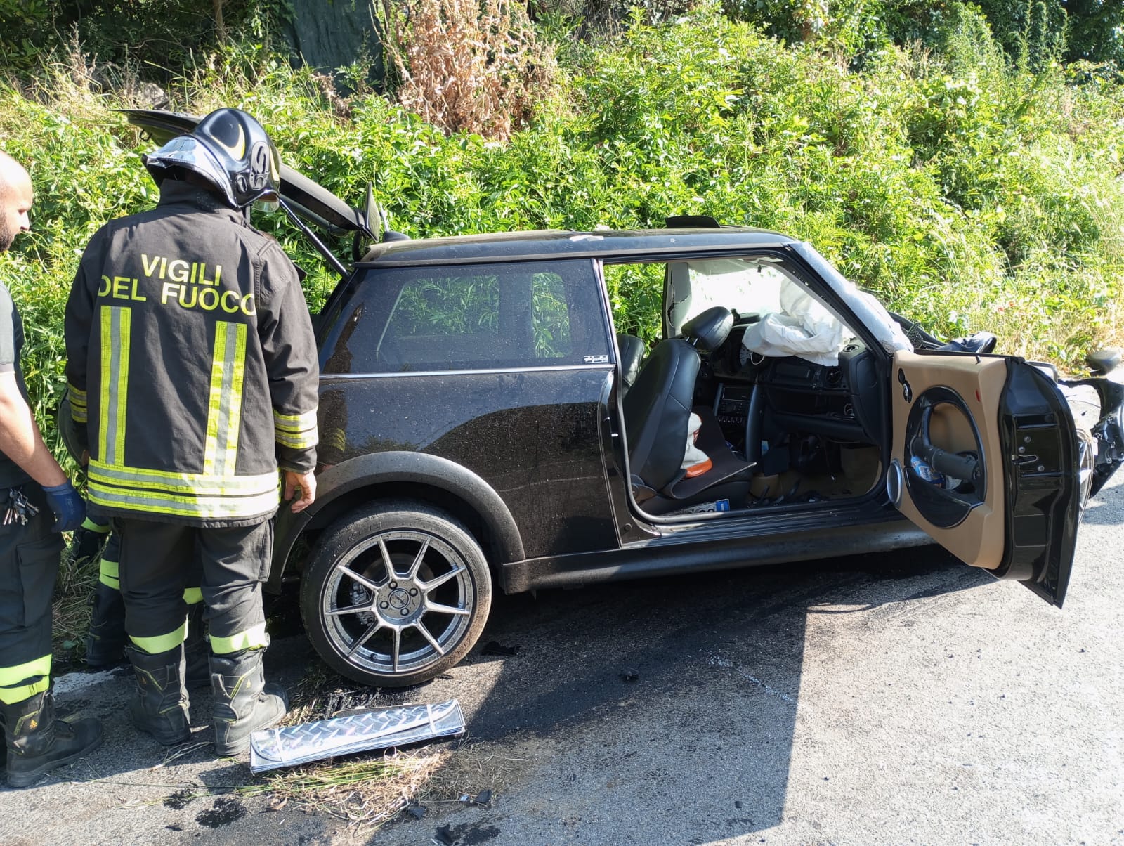 Schianto frontale tra una Mini Cooper e un autobus, muore un 19enne