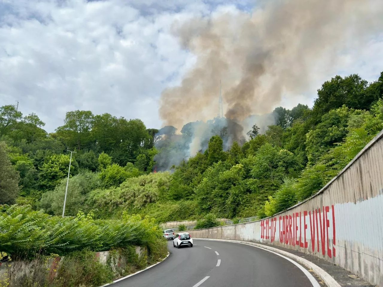 Incendio a Monte Mario domato dai vigili del fuoco: sgomberata tendopoli