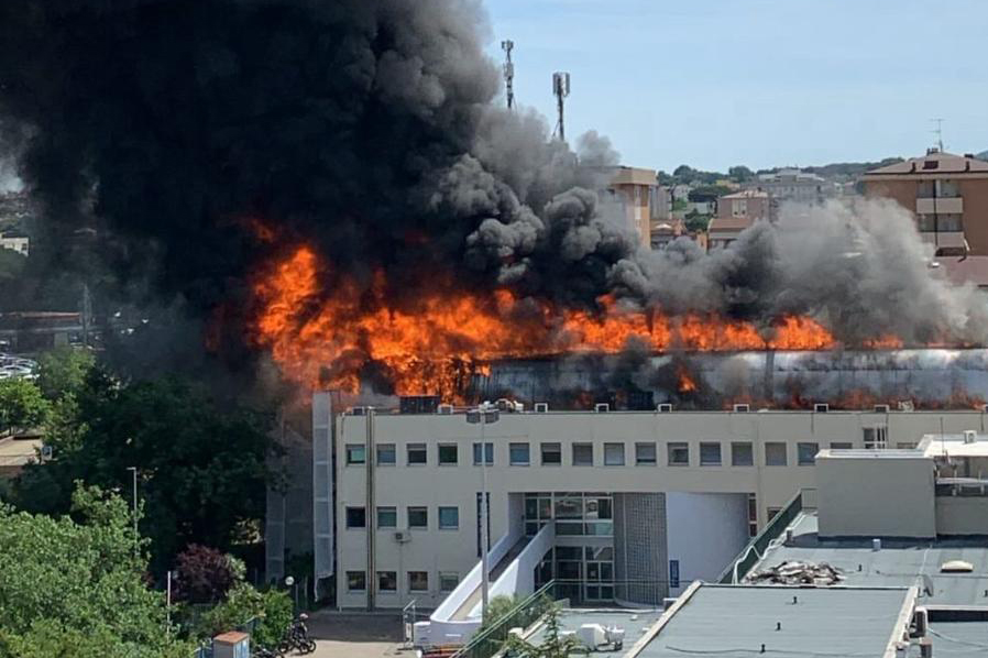 Viterbo, vasto incendio all’università della Tuscia: evacuata la facoltà di Agraria