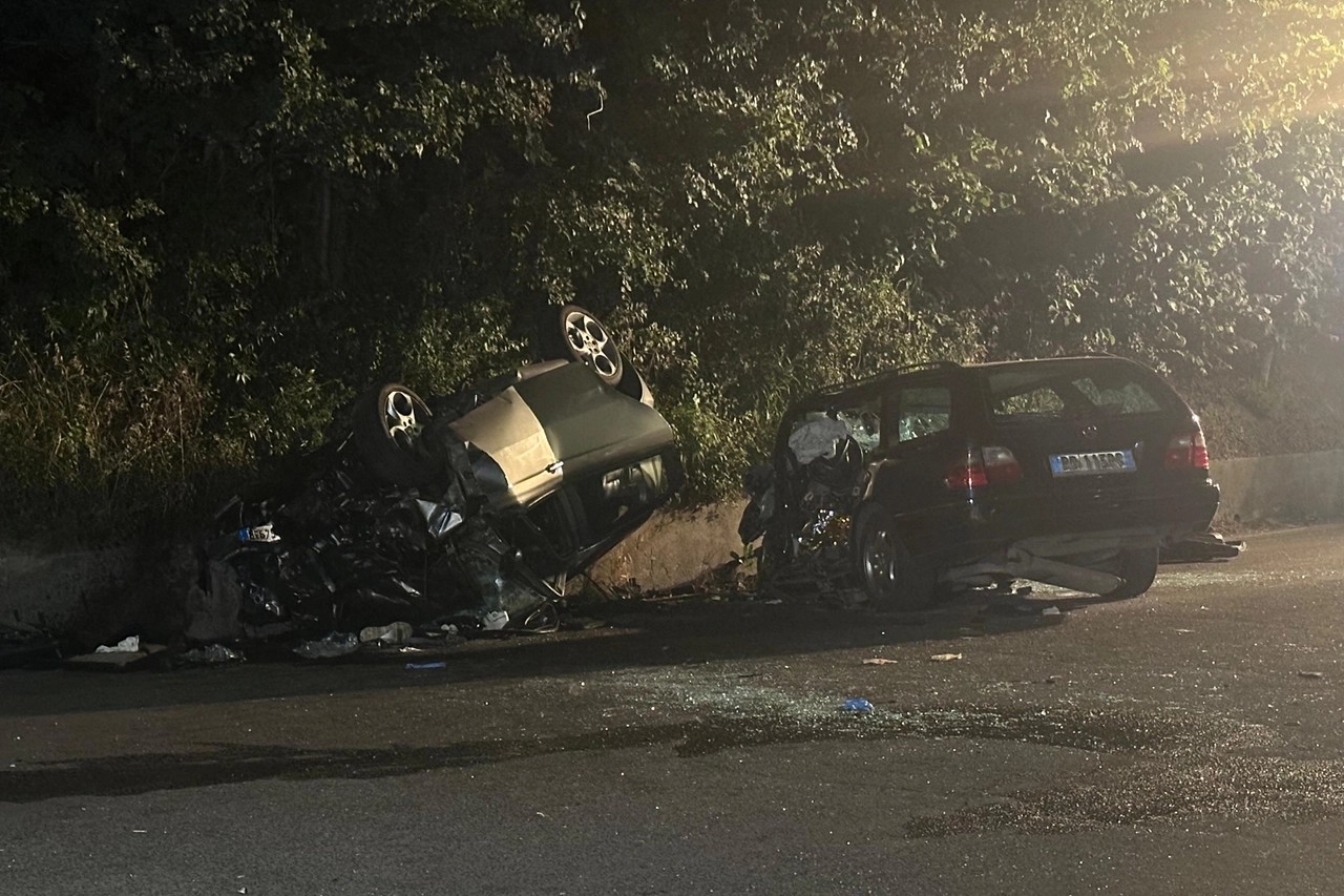 Terribile incidente frontale sulla Variante Casilina: 4 morti