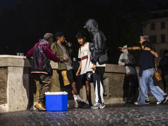 Trastevere, malamovida fuori controllo tra feste abusive e degrado