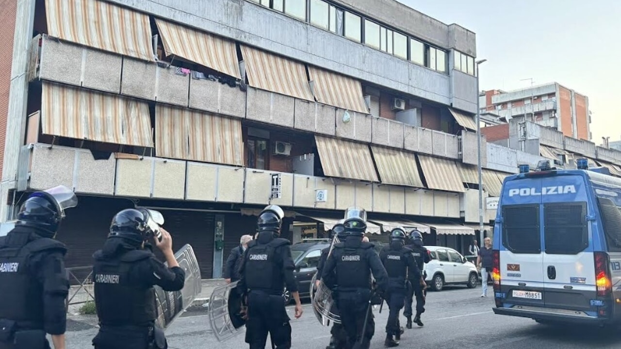 Cinecittà, sgomberato il palazzo occupato dai borseggiatori latinos
