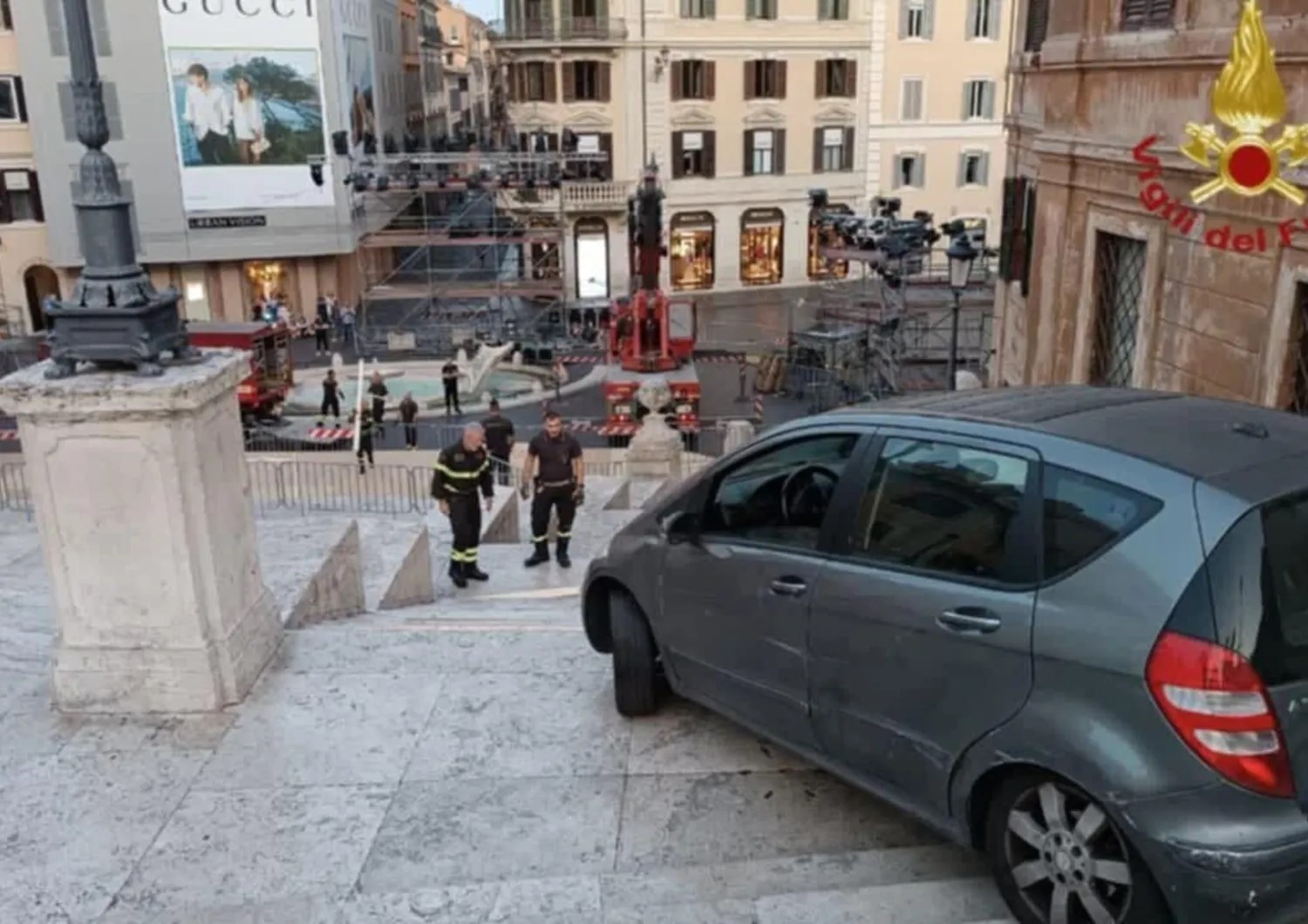 Percorre in auto la scalinata di Trinità dei Monti: 81enne alla guida denunciato