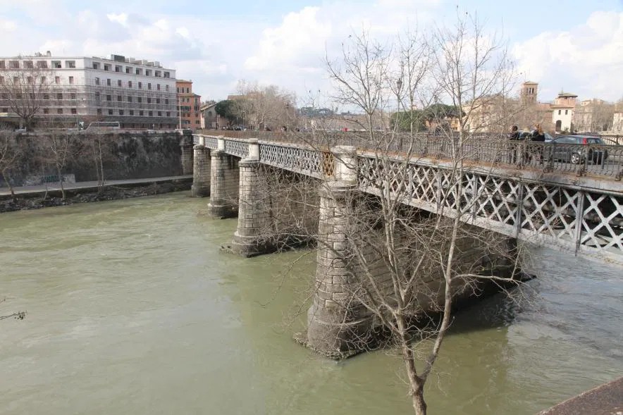 Turista americano 77enne muore cadendo dal ponte sull’isola Tiberina