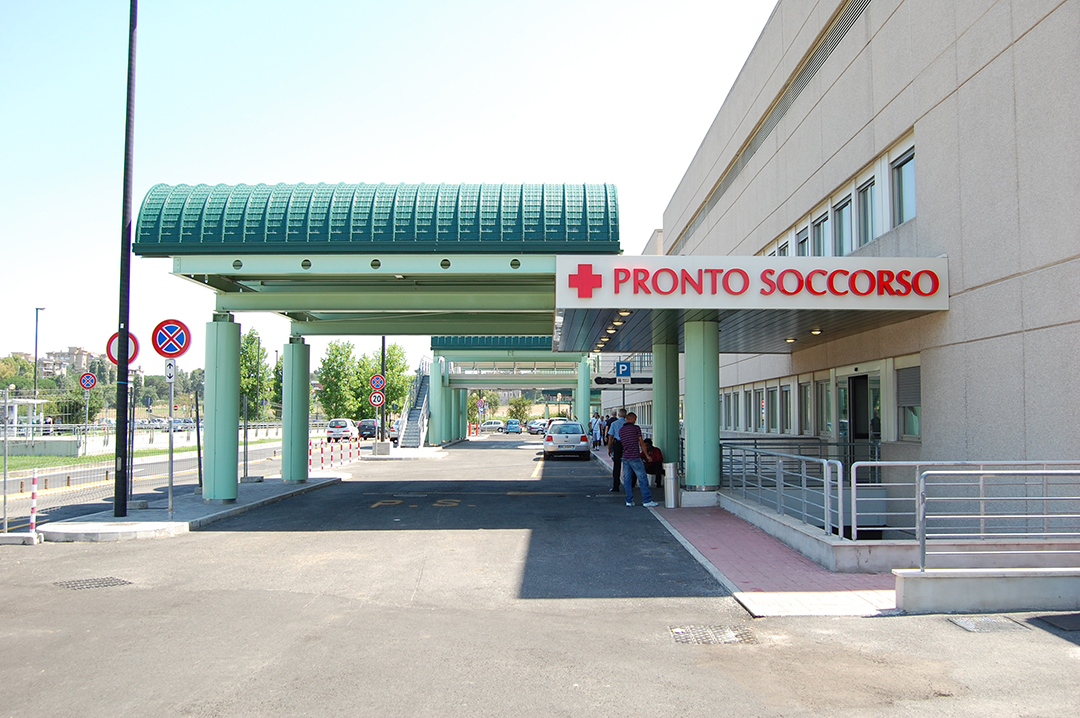 Caos al pronto soccorso, dottoressa colpita con un pugno al volto