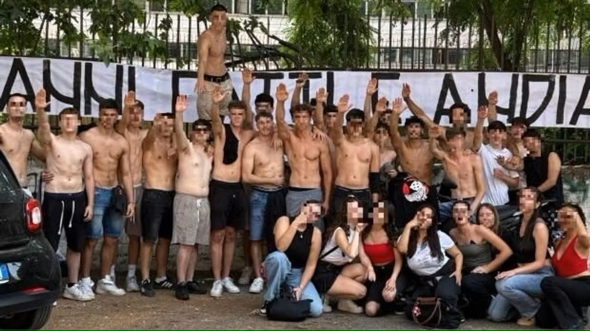 Liceali celebrano la fine della scuola col saluto romano: è polemica