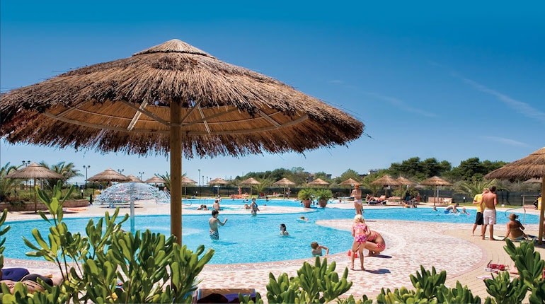 Vacanze, crollano le prenotazioni all’estero: colpa delle guerre e dei costi