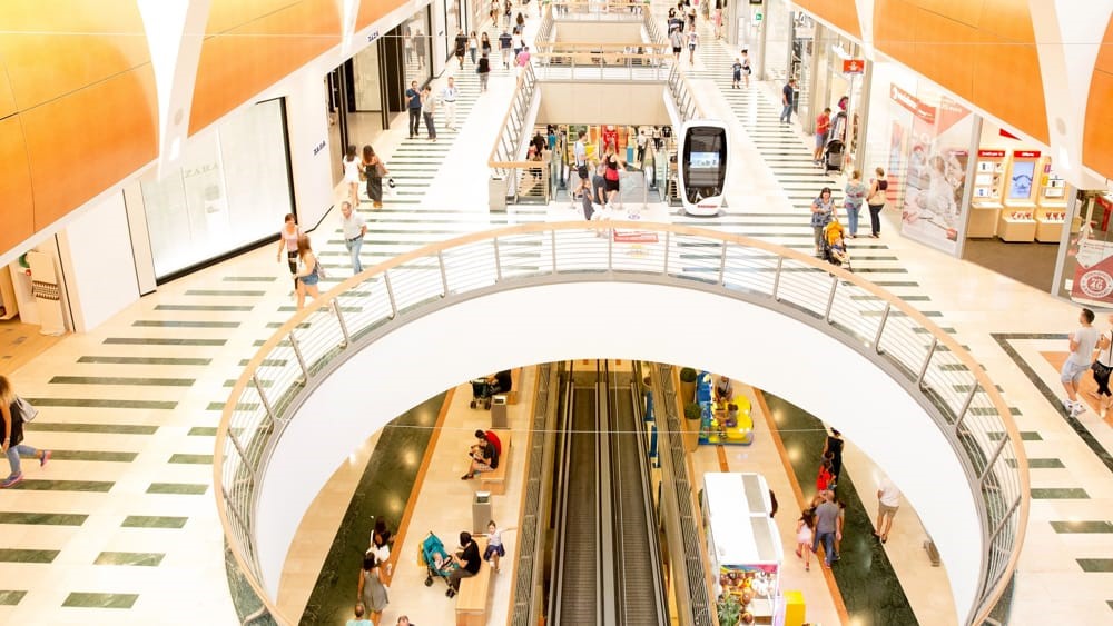 Roma, commesso aggredito al centro commerciale: “Picchiato perchè gay”