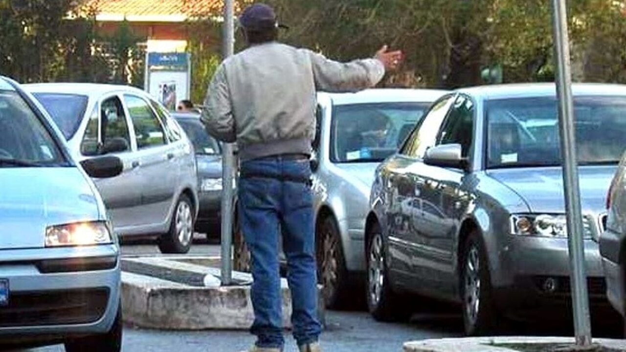Clochard dominicano difende due turisti, picchiato dai parcheggiatori marocchini