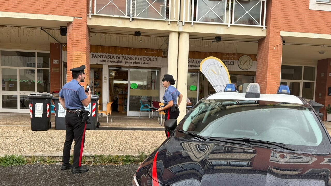 Faida tra narcos ad Acilia, bomba carta davanti a un panificio