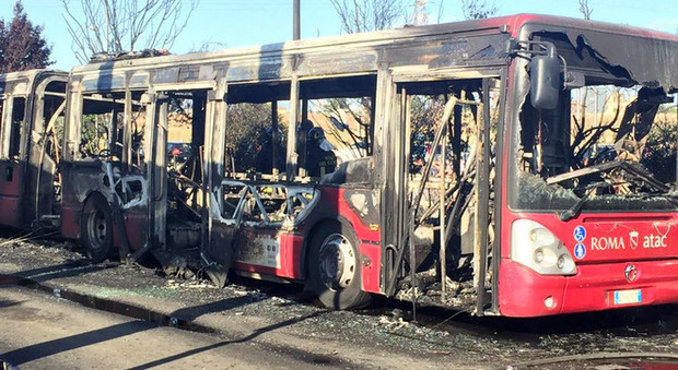 Bus ibrido dell’Atac va in fiamme al Prenestino: evacuato un palazzo
