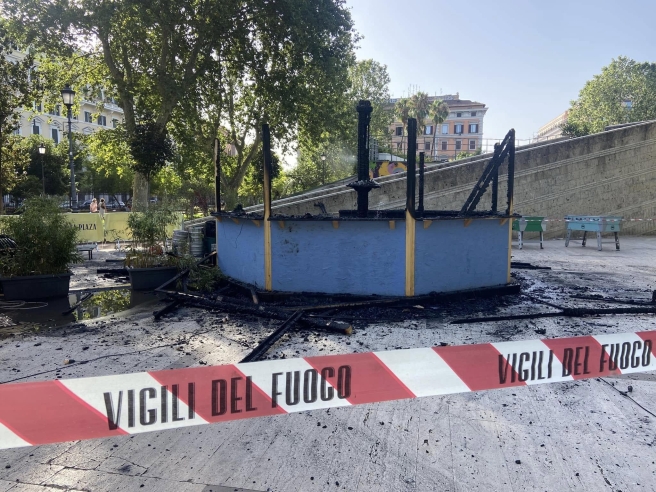Incendio doloso al chiosco di piazza Vittorio: ricercato un clochard tunisino