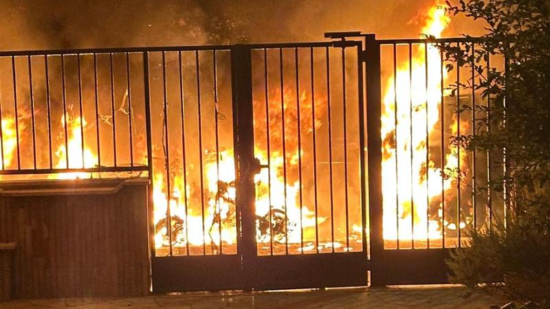 Nuove intimidazioni mafiose a Ostia: a fuoco auto e moto in via delle Sirene