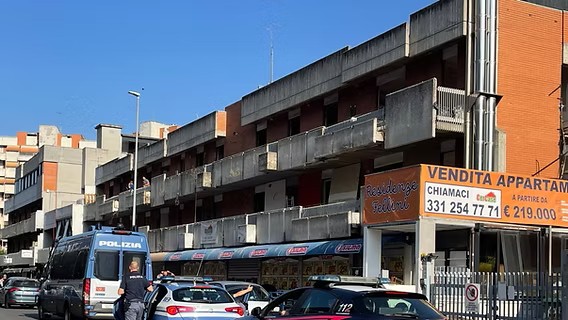 Roma, il palazzo in via Giulioli di nuovo occupato dai latinos