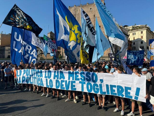 I tifosi laziali in massa scendono in piazza contro Lotito