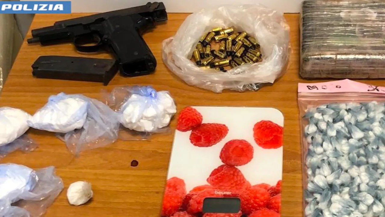 Roma, scoperto un covo di armi e droga. Arrestati due corrieri albanesi