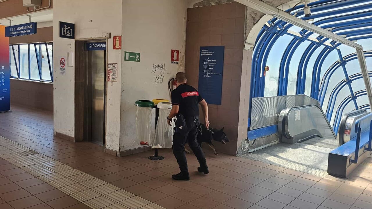 Allarme bomba alla stazione di Acilia, pendolari a piedi: era uno scherzo