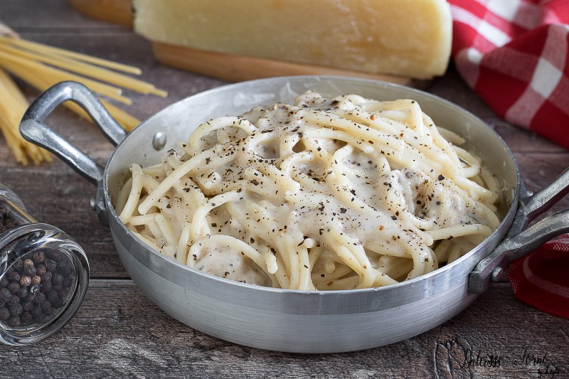 Per la BBC la cacio e pepe si fa con burro e panna: i romani insorgono
